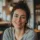 Femme souriante dans un café éclairé.